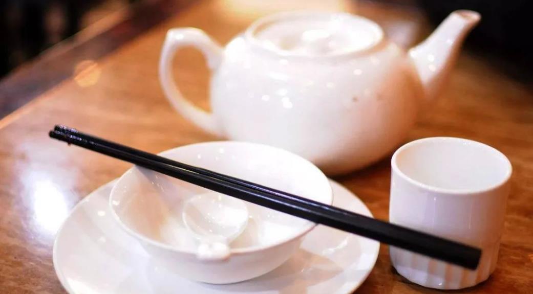 中新真探：餐前用茶水烫餐具可以消毒杀菌？